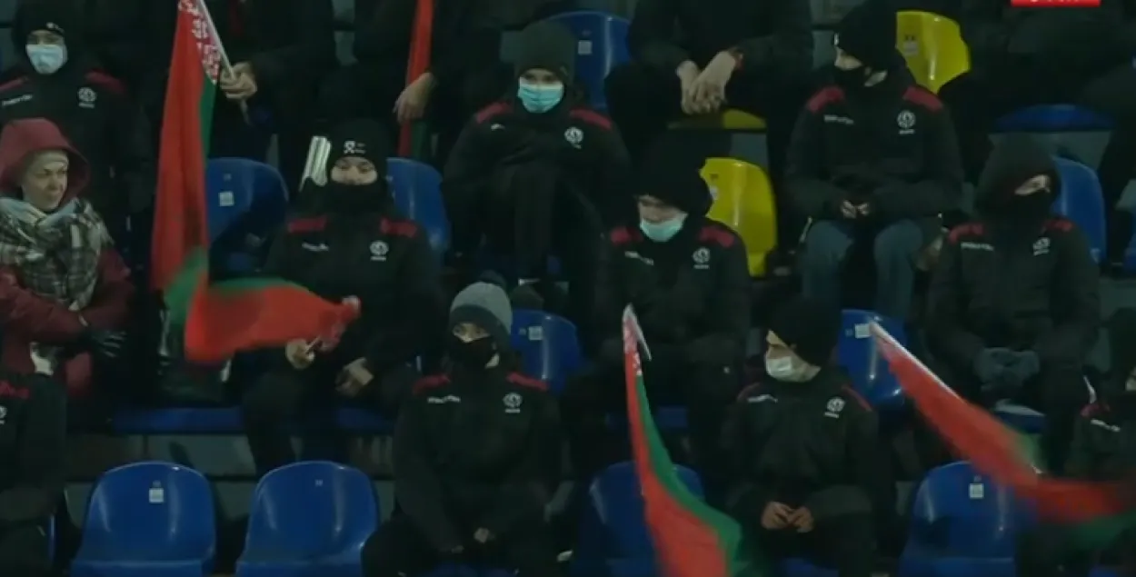 Некоторые болельщики были с красно-зелёными флагами / Скриншот с видео &quot;Беларусь 5&quot;​