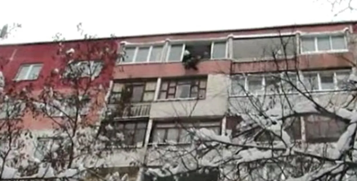 Малады чалавек сядзеў на агароджы балкона на 9-м паверсе​&nbsp;/&nbsp;mchs.gov.by