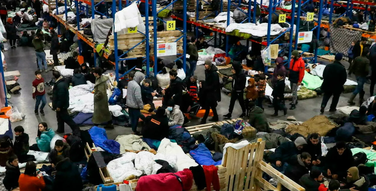 Мигранты в торгово-логистическом центре &quot;Брузги&quot; / Reuters