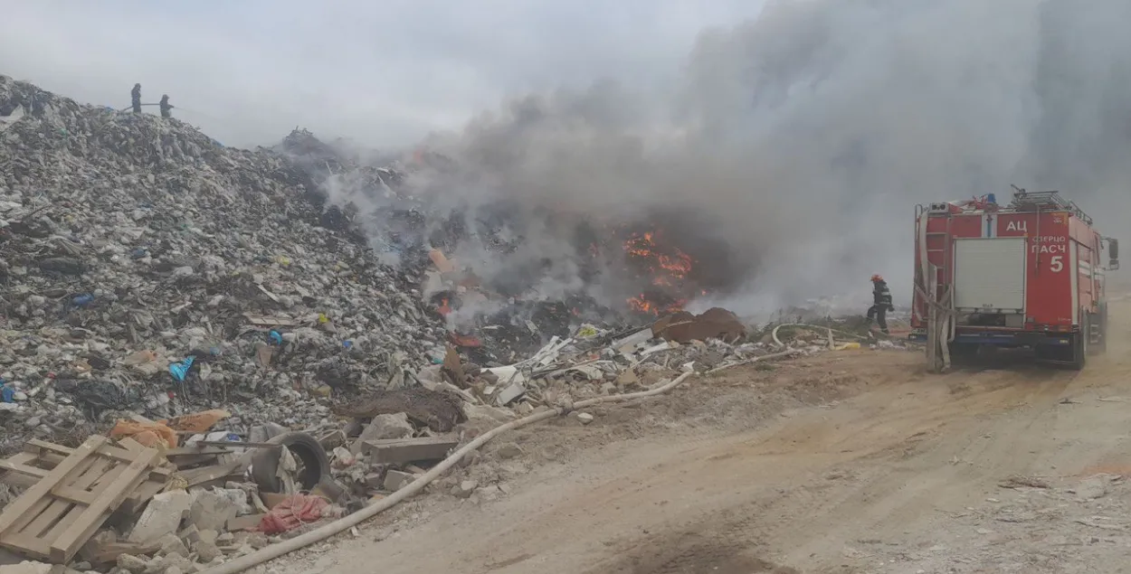 Пожар на свалке в Дзержинском районе / пресс-служба МЧС
