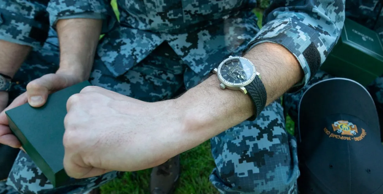 Президент Украины подарил освобожденным морякам часы и квартиры