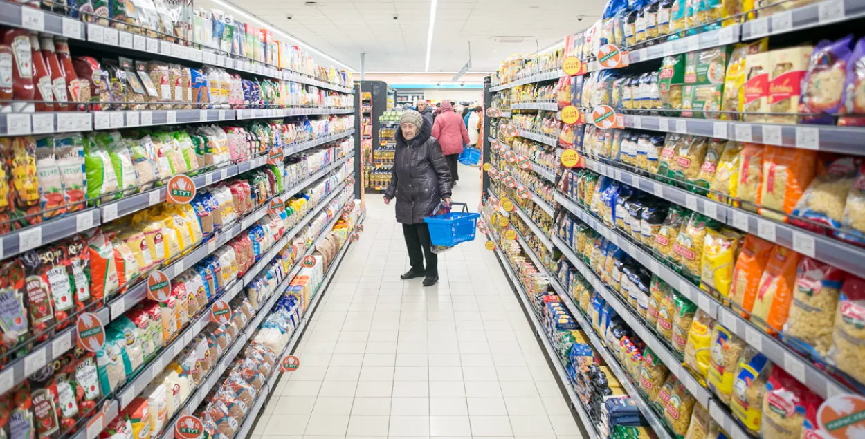 Правительство Беларуси "заморозило" цены на социально значимые товары