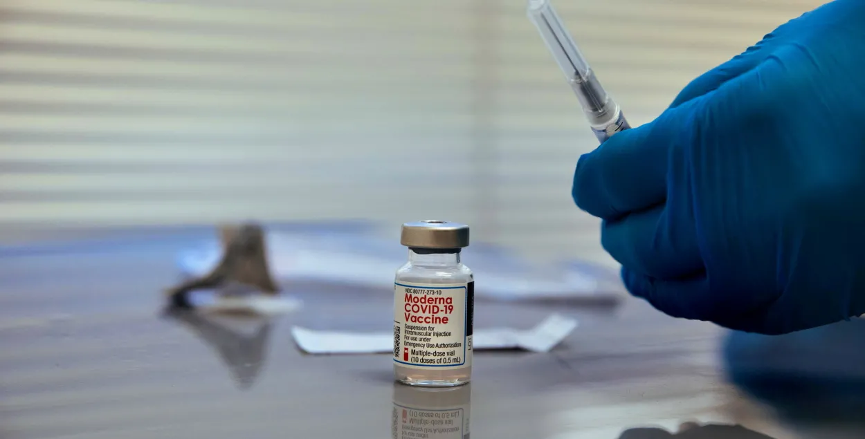Флакон з вакцынай супраць каранавіруснай інфекцыі / Reuters