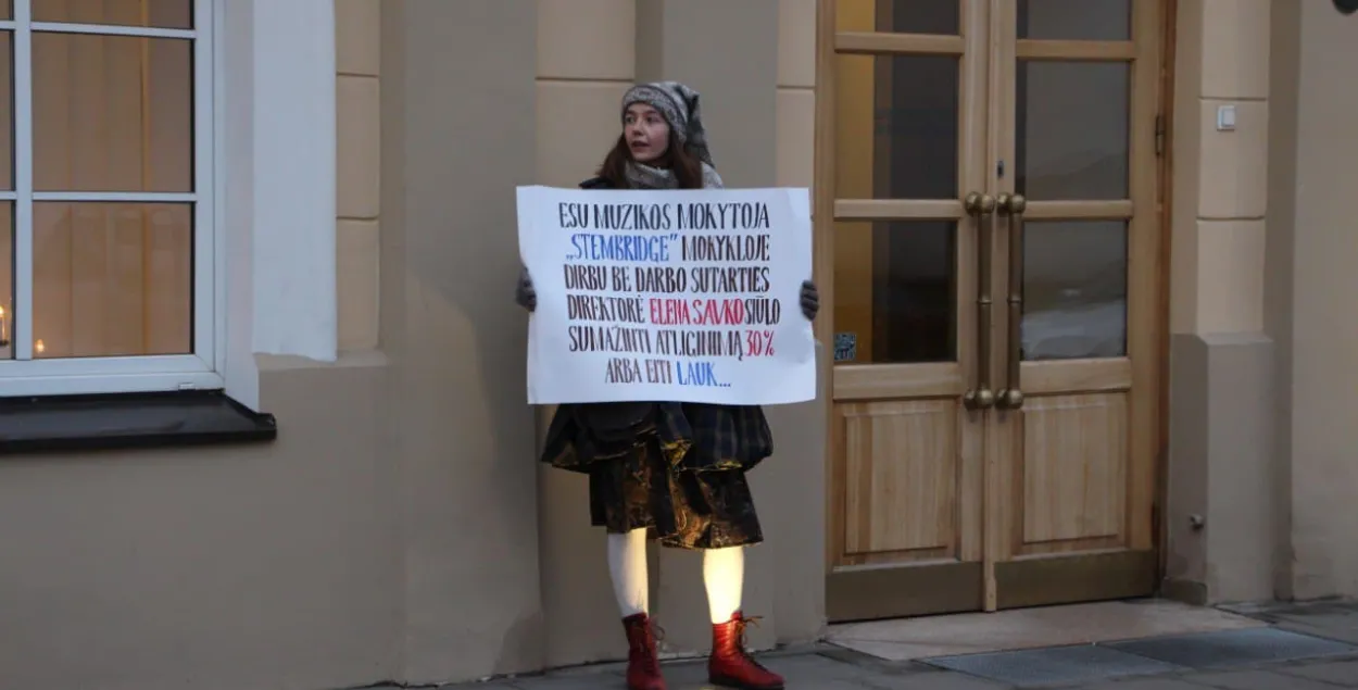 Конфликт в белорусской школе в Вильнюсе: уличный пикет и ежедневные проверки