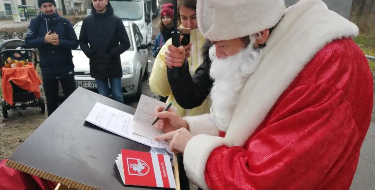 Консул Дед Мороз на выдаче альтернативных паспортов белорусам&nbsp;в Германии / DW
