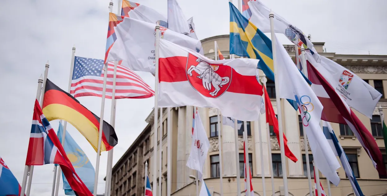 24 мая в центре Риги подняли бело-красно-белый флаг с &quot;Погоней&quot; / twitter.com/edgarsrinkevics