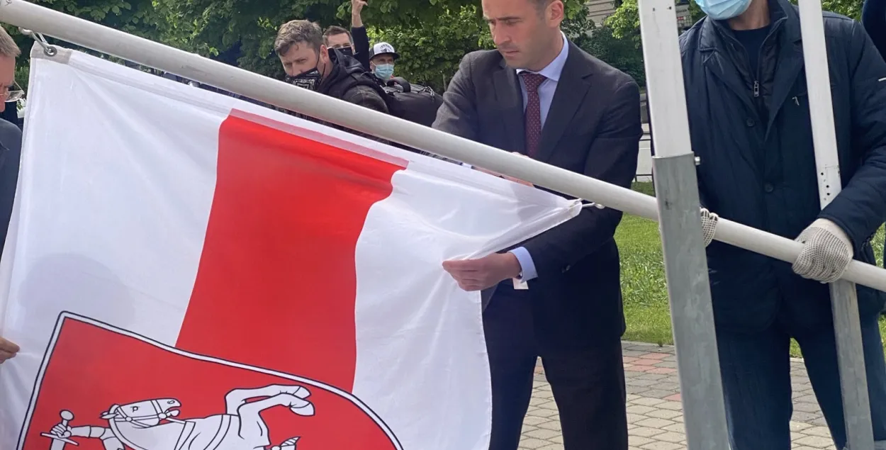 Мартиньш Стакис заменяет флаг / twitter.com/MStakis​
