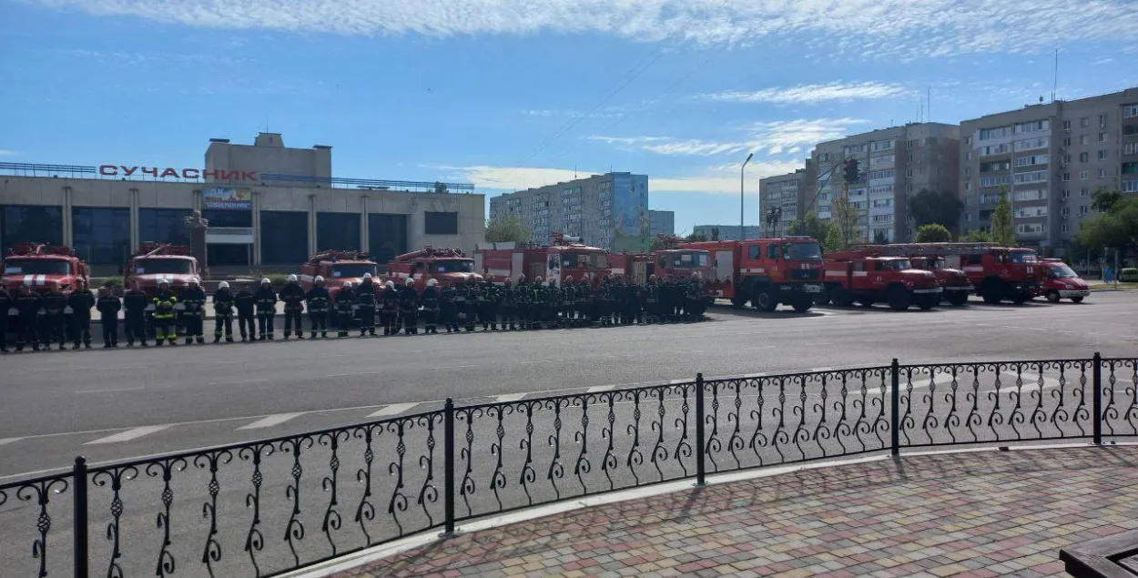 Супрацоўнікі пажарнай часці ў Энергадары выйшлі на пратэсную акцыю супраць расійскай акупацыі /&nbsp;@babel
