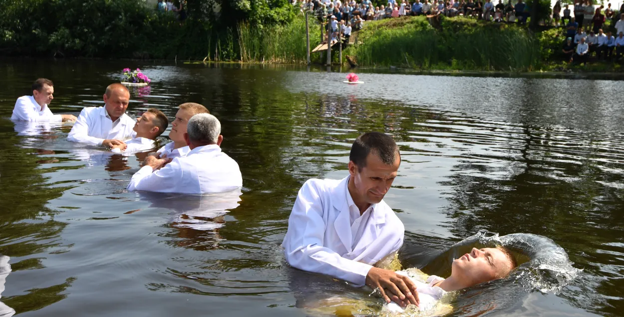 Крещение во время пандемии: как в Ольшанах пятидесятники принимали новых членов 