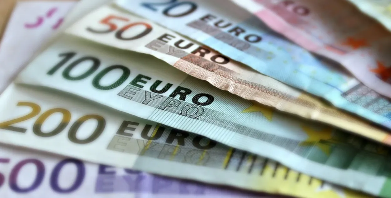 На торгах 4 января евро подорожал, а российский рубль подешевел