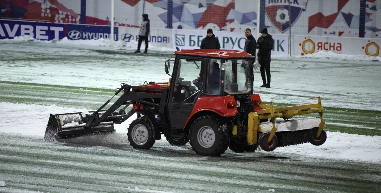 На стадионе ФК &quot;Минск&quot; убирают снег / twitter.com/fcisloch​