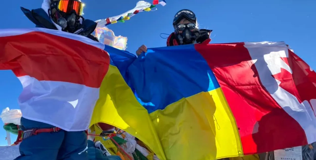 Белоруска Лилия Яновская подняла белорусский флаг на Эверест