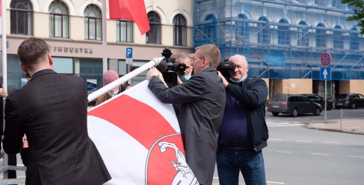 Латвия отказалась помочь Беларуси в расследовании дела о замене флага в Риге