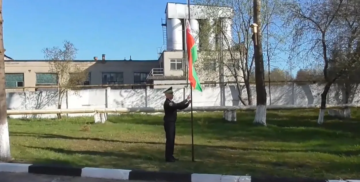 Больше флагов богу флагов: в Кричеве милиционеры торжественно открыли флагшток