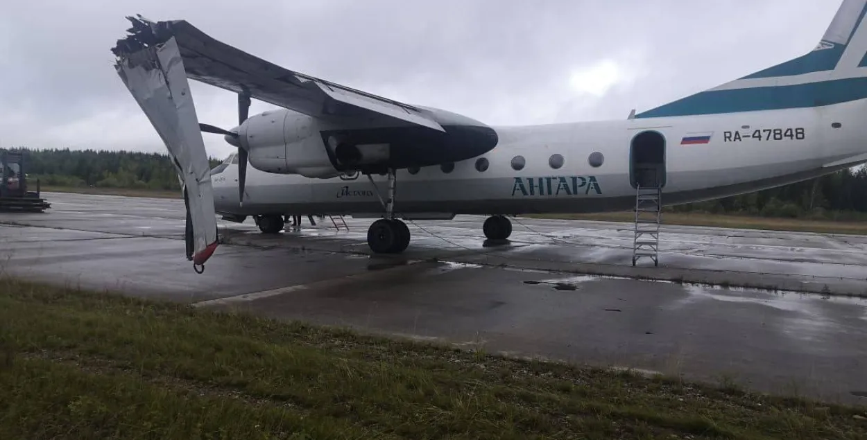 В России у самолета Ан-24 при посадке оторвало часть крыла