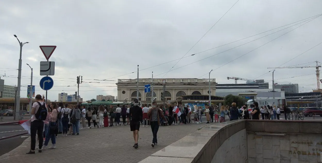 На студенческой акции около кинотеатра “Октябрь” начали задерживать протестующих
