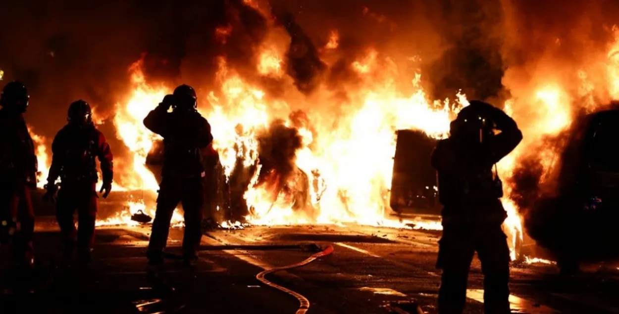 Протестующие поджигали машины / Reuters
