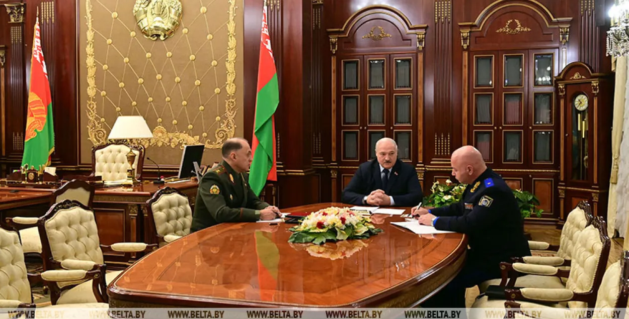 Дмитрий Гора (справа ) на докладе у Александра Лекашенко / БЕЛТА
