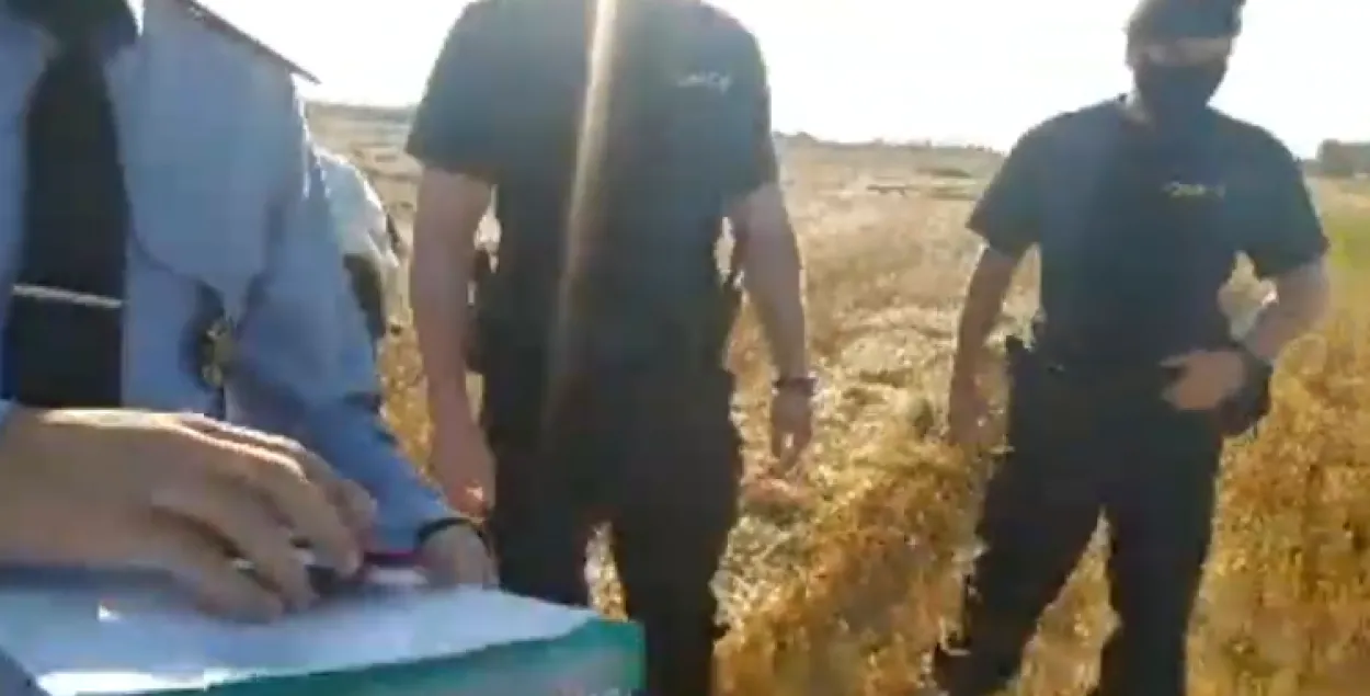 Милиция приехала на поле, где находился Юрий Ганцевич / Скриншот с видео​