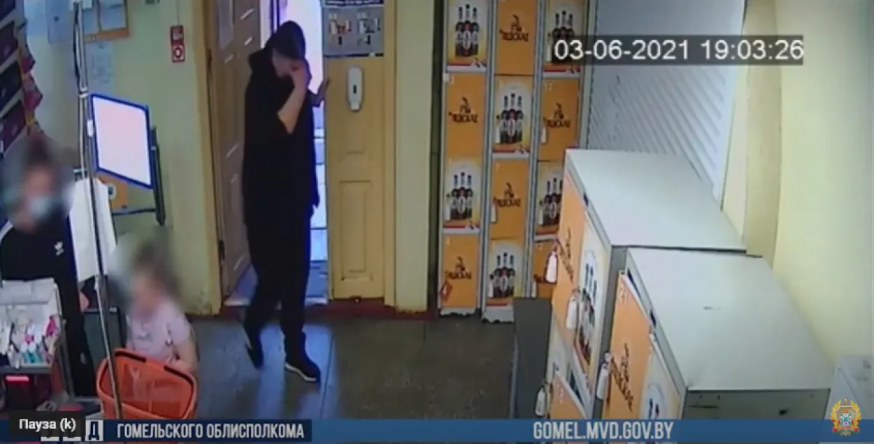 Гомельчанин брызнул газом в лицо охраннику магазина / кадр из видео​