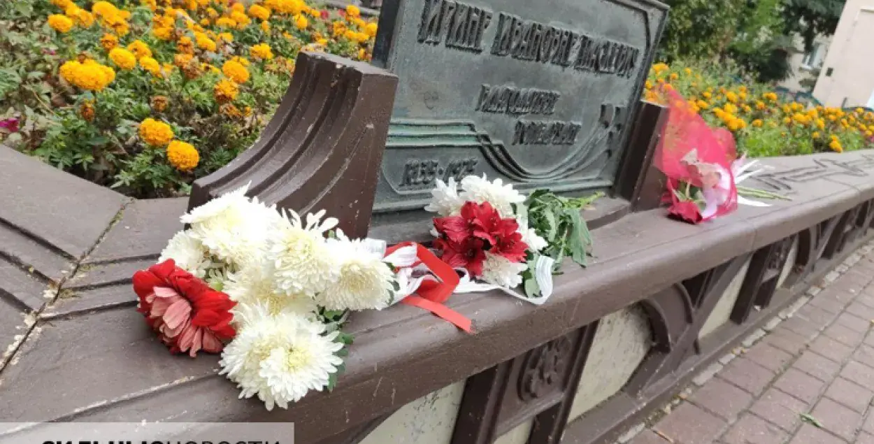 Цветы возле памятника Ирине Паскевич в Гомеле / gomel.today