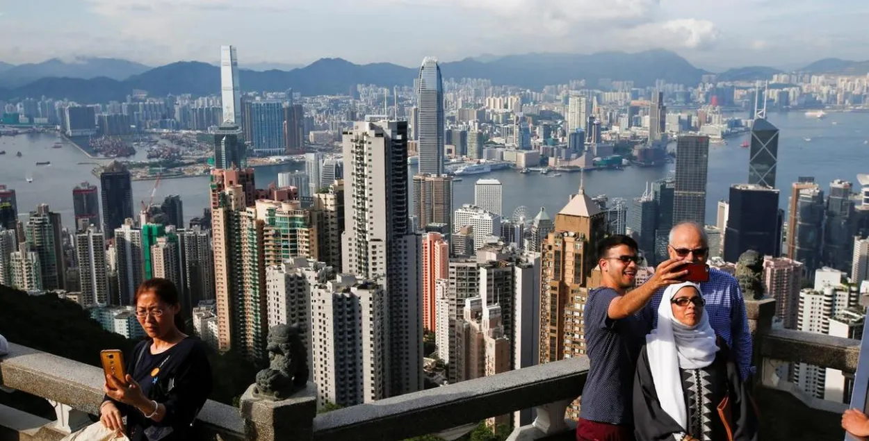 Туристы делают фото в Гонконге / Reuters
