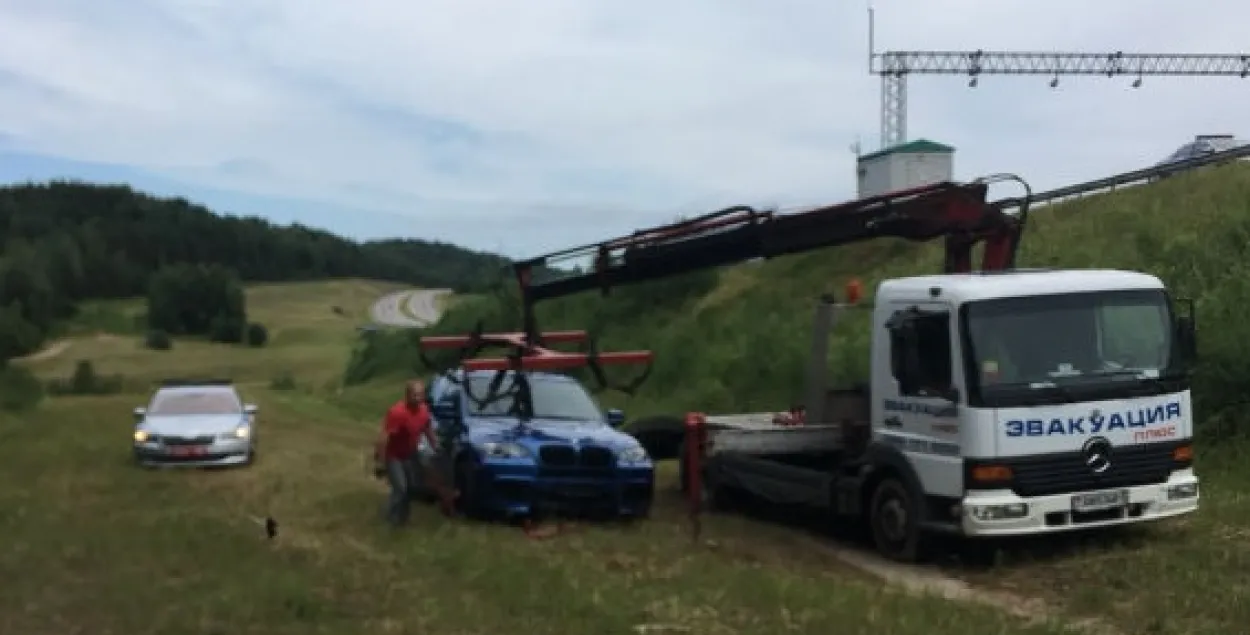 Пад Мінскам работнік СТА уцякаў ад ДАІ на чужым BMW X5 на хуткасці 250 км/г