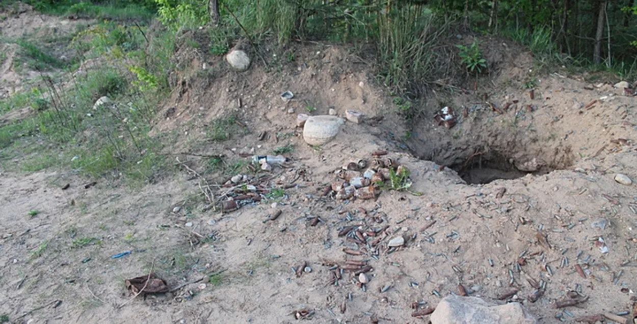 У лесе на Гродзеншчыне, дзе пацярпела дзіця, знайшлі гранаты і дзясяткі патронаў