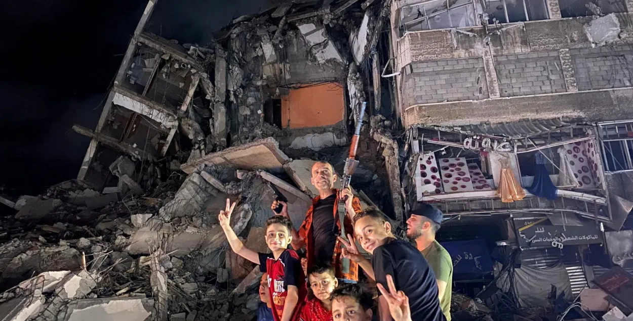 Жыхары палестынскага горада Газа&nbsp;святкуюць спынення агню&nbsp;/ Reuters