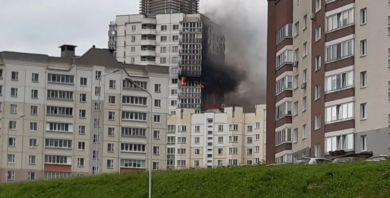 Пожар в многоэтажке по улице Наполеона Орды / МЧС