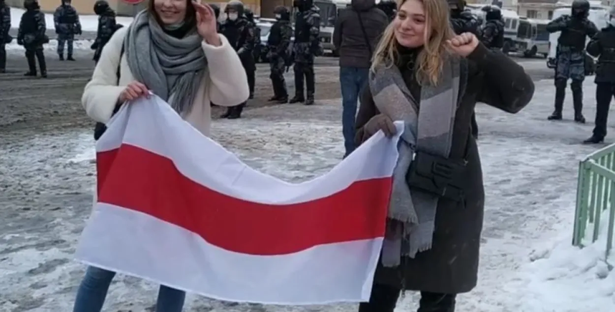 Две белоруски ждут суда после фото с БЧБ-флагом на фоне “Матросской тишины”
