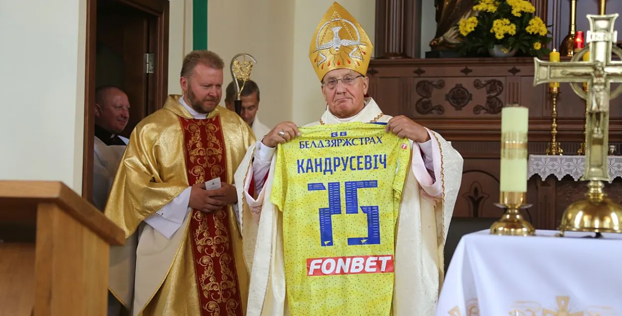 Архиепископ Тадеуш Кондрусевич с майкой БАТЭ / catholic.by&nbsp;