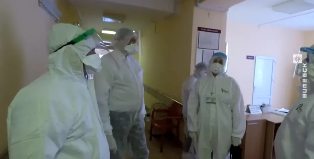 Владимир Караник (второй слева) в Витебской областной клинической больнице / Скриншот с видео телерадиокомпании &quot;Витебск&quot;​