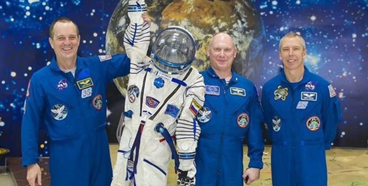 Олег Артемьев (второй справа) с астронавтами NASA. Фото: Instagram​