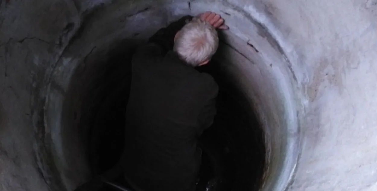 Пенсионер сутки просидел в питьевом колодце на глубине 4-х метров