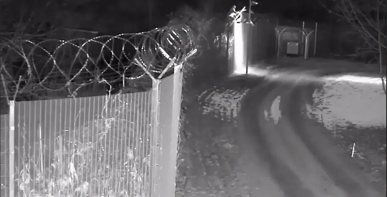 Неизвестный пытается сбить видеокамеру на литовской стороне границы / кадр из видео
