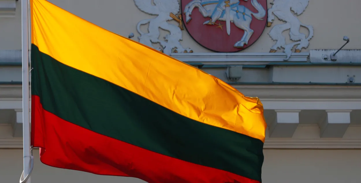 Литва высылает двух белорусских дипломатов / Reuters​