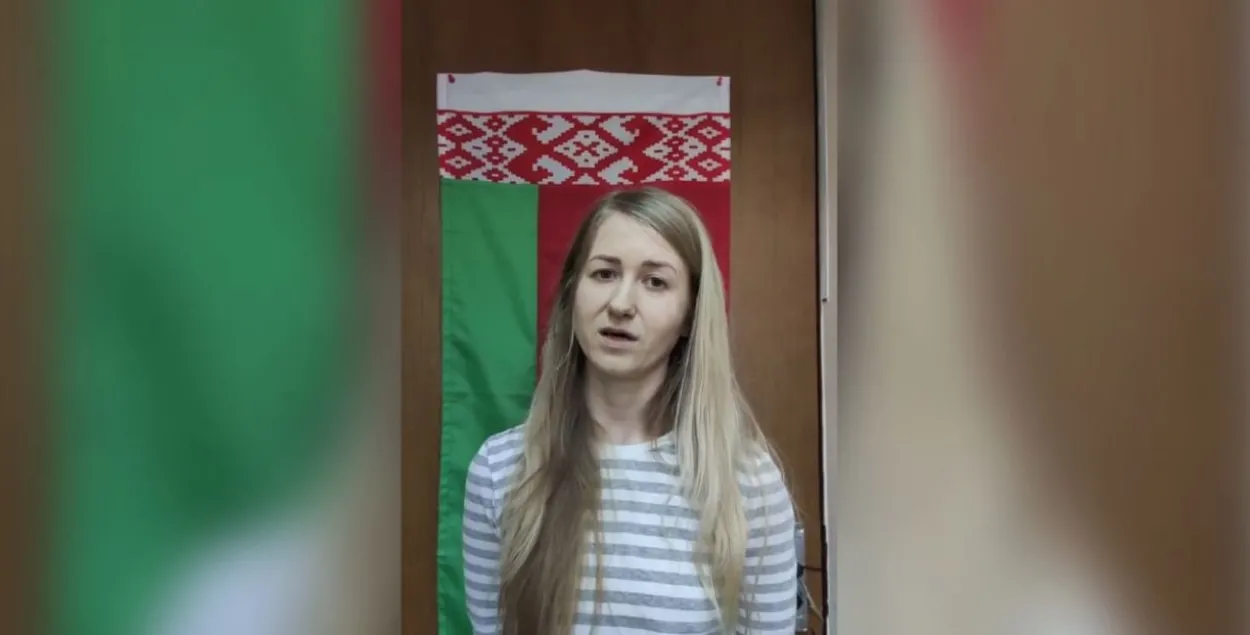 Юлия Локоткова на фоне красно-зеленого флага​ 