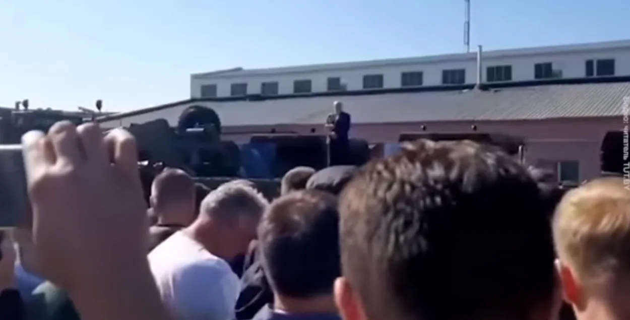 Лукашенко перед рабочими МЗКТ / кадр из видео​