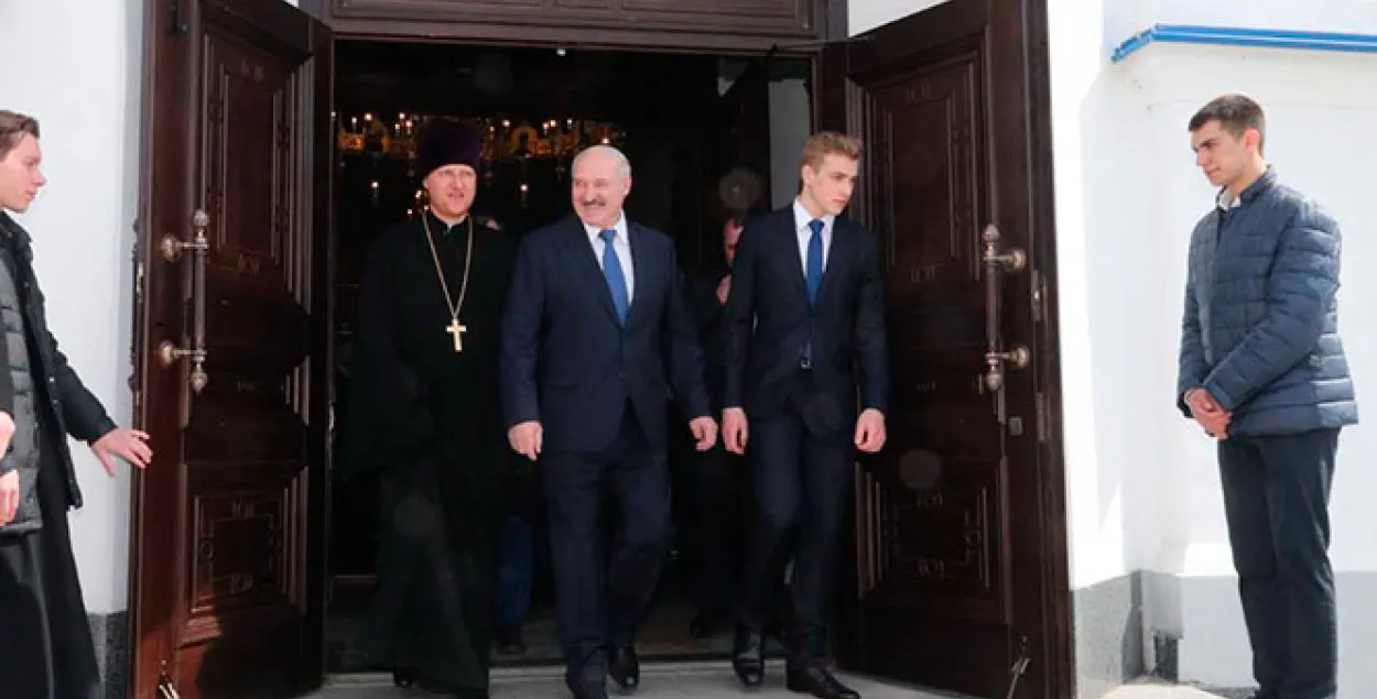 Александр и Николай Лукашенко выходят из Ляденского храма, 19 апреля 2020-го / president.gov.by