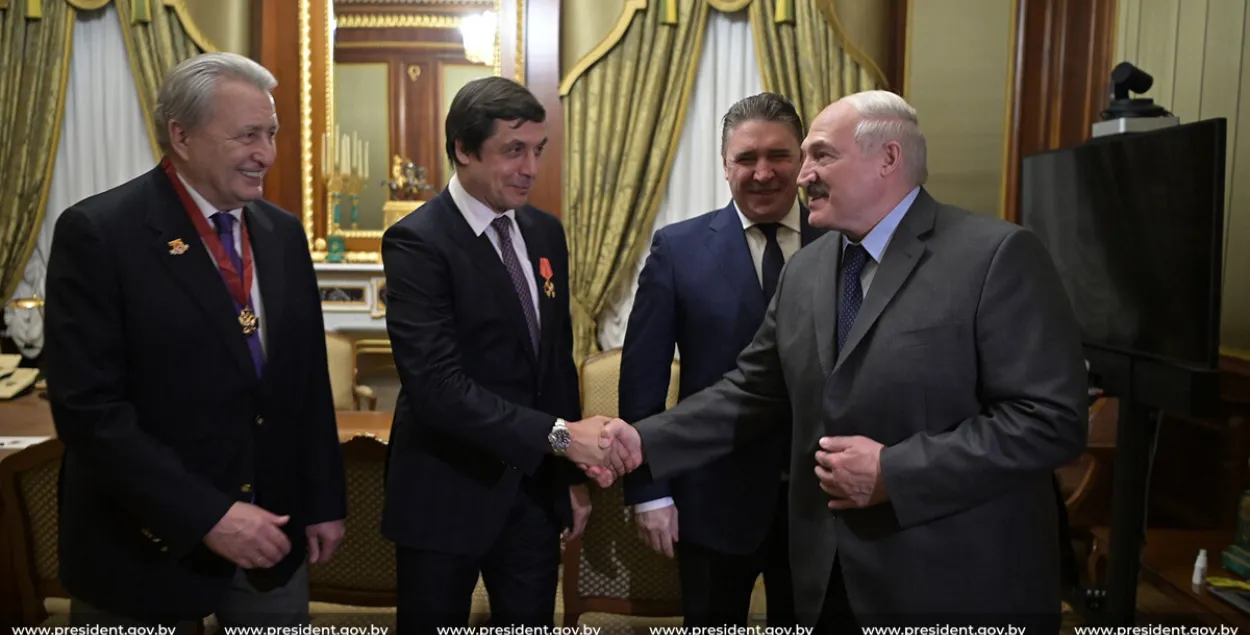 "Коммерсант": Лукашэнка цяжэй за ўсіх астатніх падымаўся па прыступках