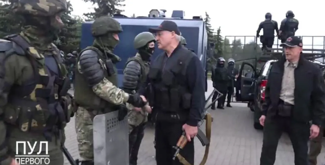Лукашенко благодарит силовиков, охраняющих его резиденцию / &quot;Пул Первого&quot;​