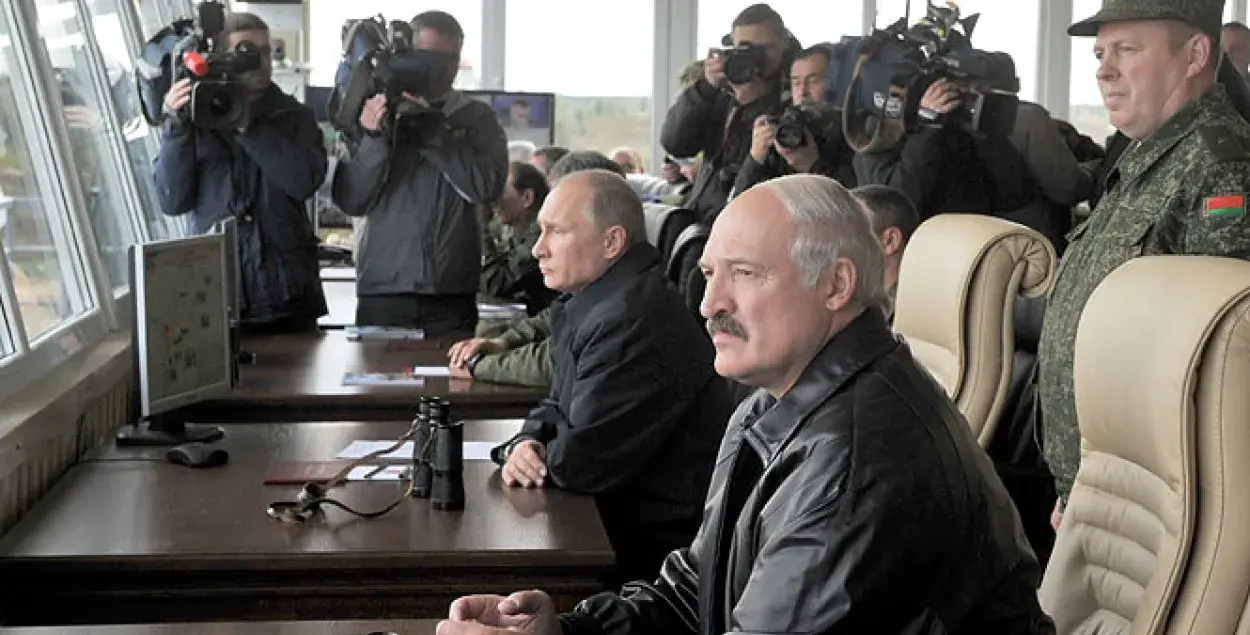 Vladimir Putin and Alexander Lukashenka at West 2015. Photo: president.gov.by