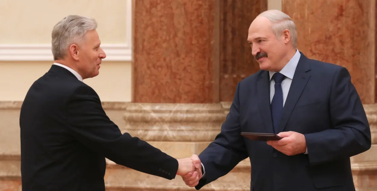 Лукашенко вручает Лукашанцу диплом академика​ / president.gov.by