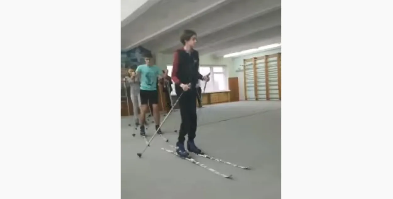 Брестские школьники катаются на лыжах в спортзале / кадр из&nbsp;видео​