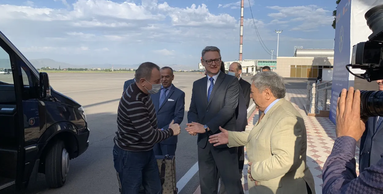 Владимир Макей прилетел с визитом в Таджикистан в джинсах и свитере