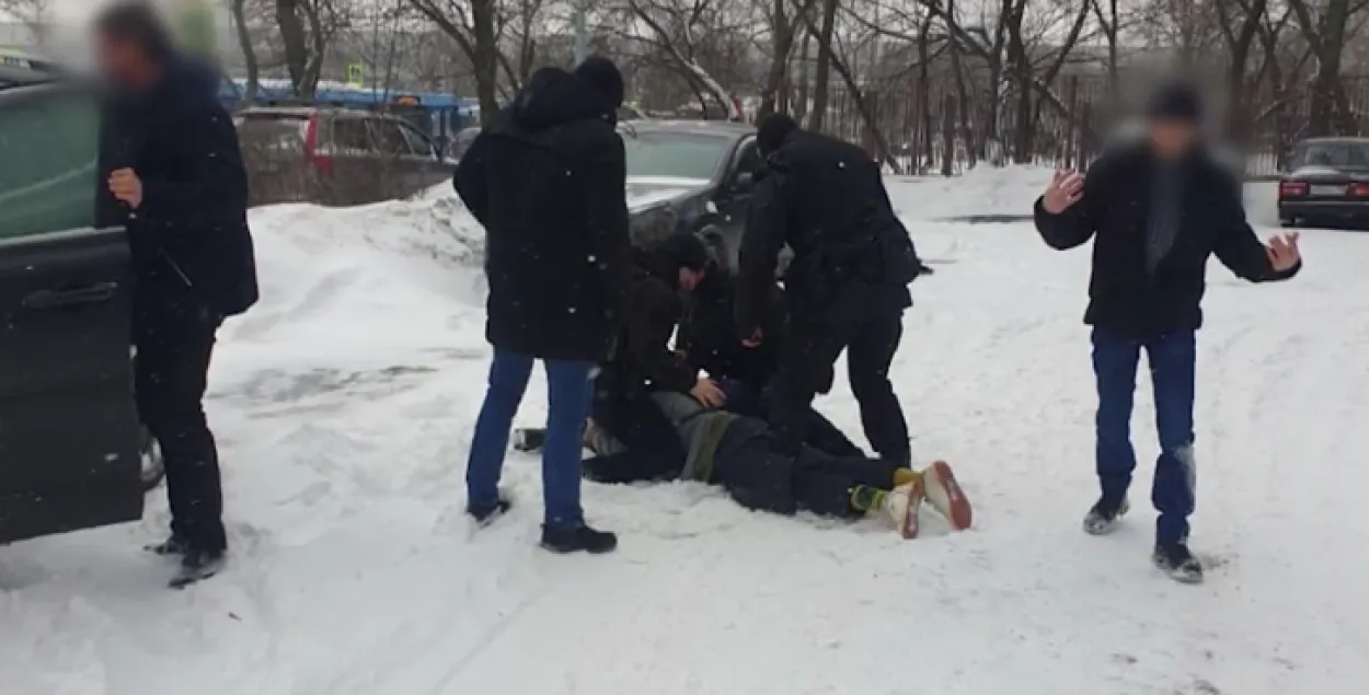Задержание в Москве белоруса российскими силовиками / Скриншот с видео МВД​