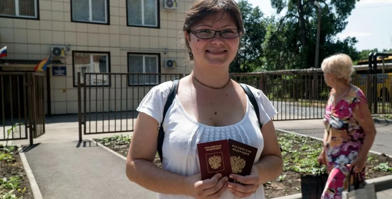 Со слезами на глазах. Как жители Донбасса получают российское гражданство