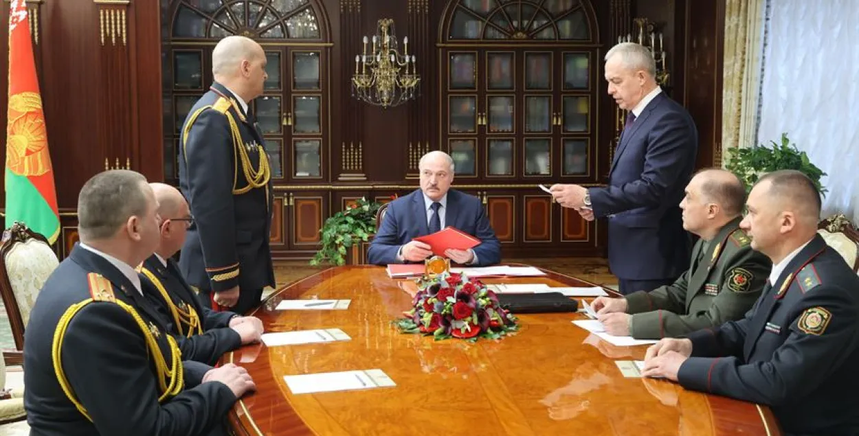 Лукашэнка: мы не павінны асабліва цырымоніцца, абараняючы інтарэсы нашых людзей