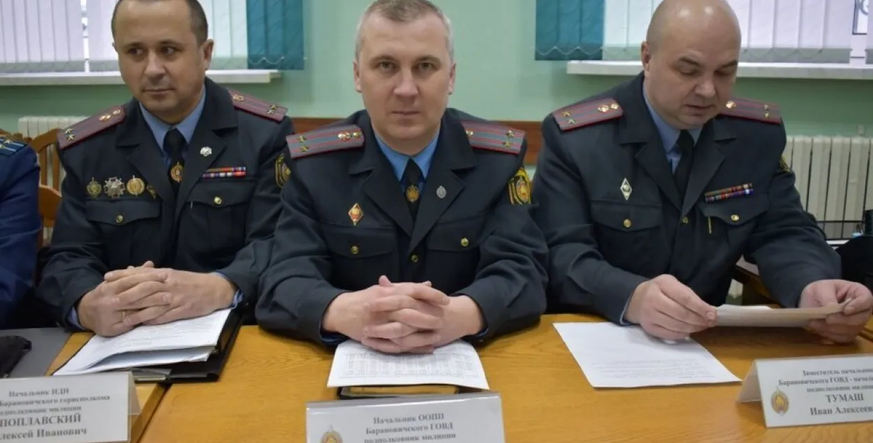 В Барановичах проходят обыски у тех, кого уже осудили за оскорбление силовика